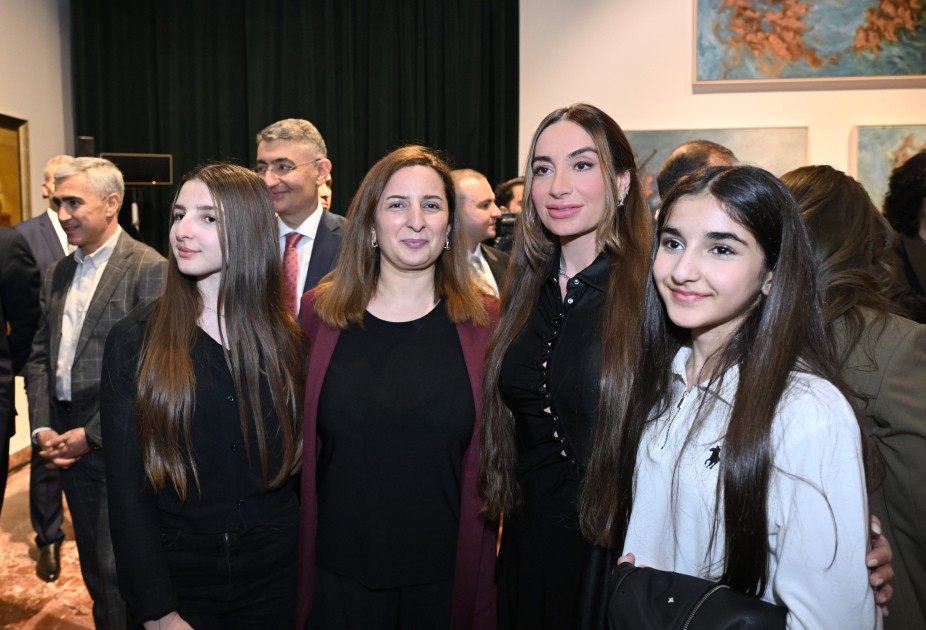 Leyla və Arzu Əliyevalar "Ana təbiət" sərgisinin açılışında - FOTOLAR